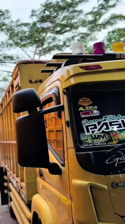 Spion modifikasi terpasang di truk / Custom mirror fitted to a truck