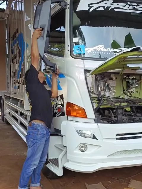 Memasang spion modifikasi di Hino / Fitting a custom mirror to a Hino