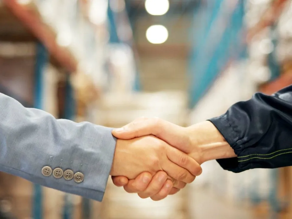 Jabat tangan di gudang / Handshake in a warehouse