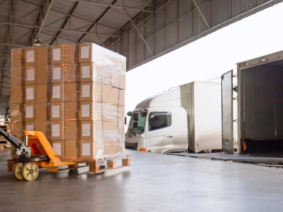 Palet barang siap dimuat ke truk boks di gudang / Pallet of goods ready to load into a box truck